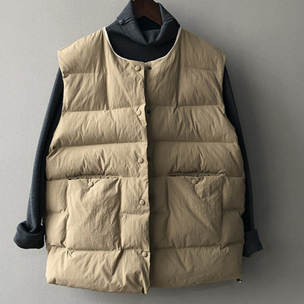 Ležeran ženski prsluk s okruglim izrezom i gumbima