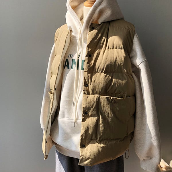 Ležeran ženski prsluk s okruglim izrezom i gumbima