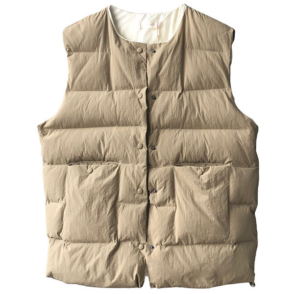 Ležeran ženski prsluk s okruglim izrezom i gumbima