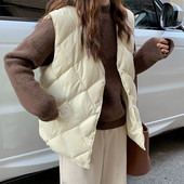 Moteriška laisvalaikio liemenė su V formos iškirpte ir sagomis