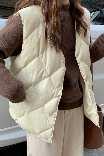 Moteriška laisvalaikio liemenė su V formos iškirpte ir sagomis