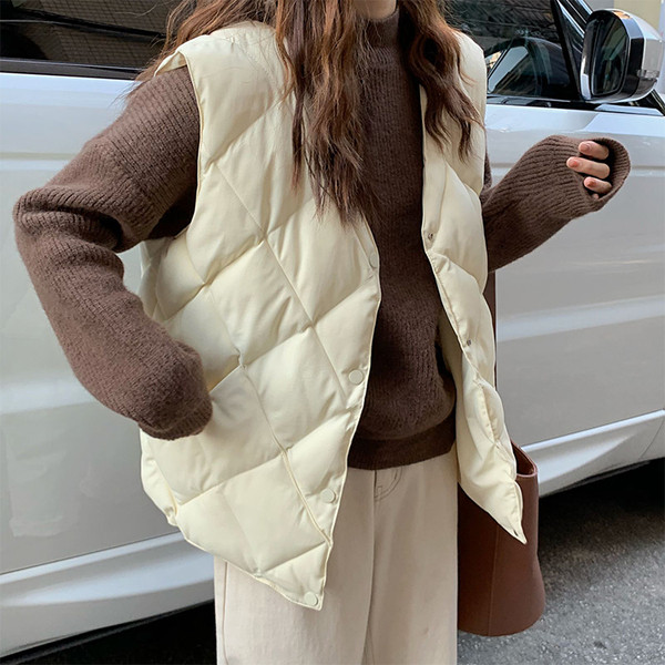 Moteriška laisvalaikio liemenė su V formos iškirpte ir sagomis