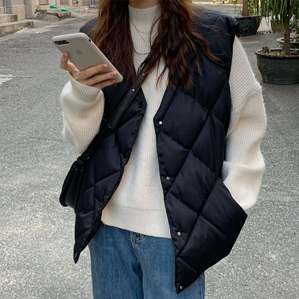 Moteriška laisvalaikio liemenė su V formos iškirpte ir sagomis