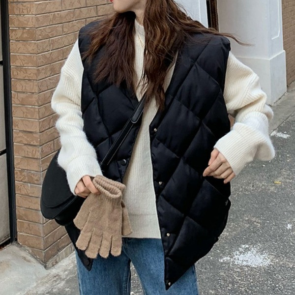 Moteriška laisvalaikio liemenė su V formos iškirpte ir sagomis