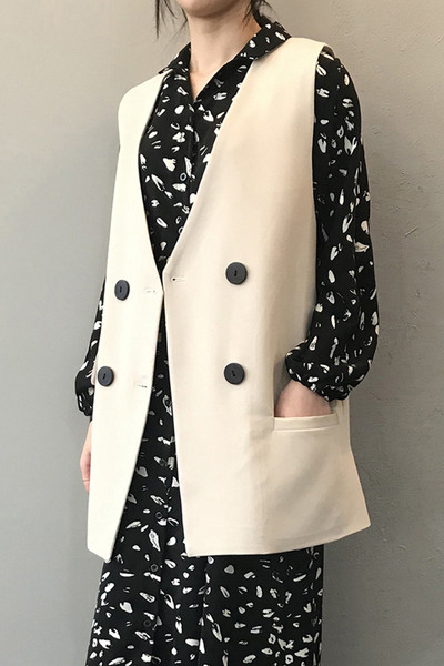 Ženski prsluk s dvorednim kopčanjem i špic izrezom