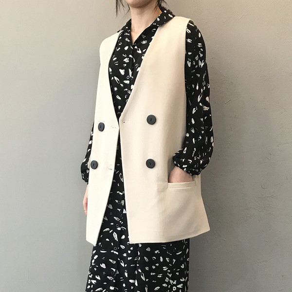 Ženski prsluk s dvorednim kopčanjem i špic izrezom