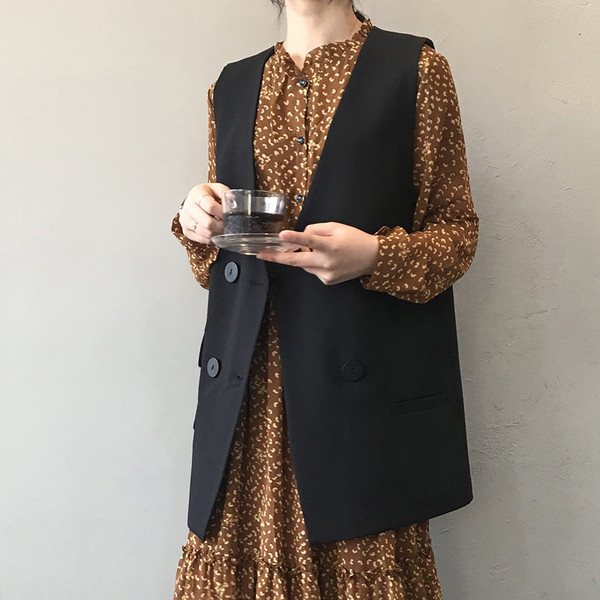 Ženski prsluk s dvorednim kopčanjem i špic izrezom