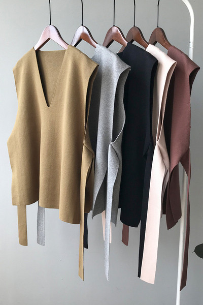 Ženski prsluk od tankog pletiva sa špic izrezom