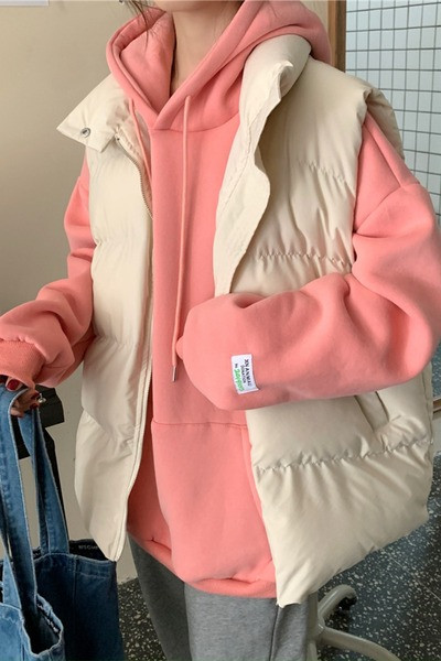 Kõrge krae ja taskutega sügis-talvine naistevest