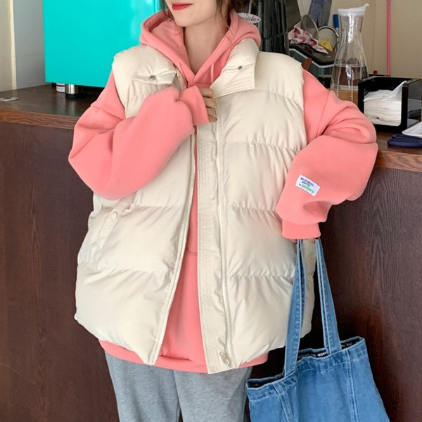 Kõrge krae ja taskutega sügis-talvine naistevest