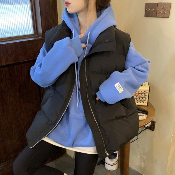 Kõrge krae ja taskutega sügis-talvine naistevest