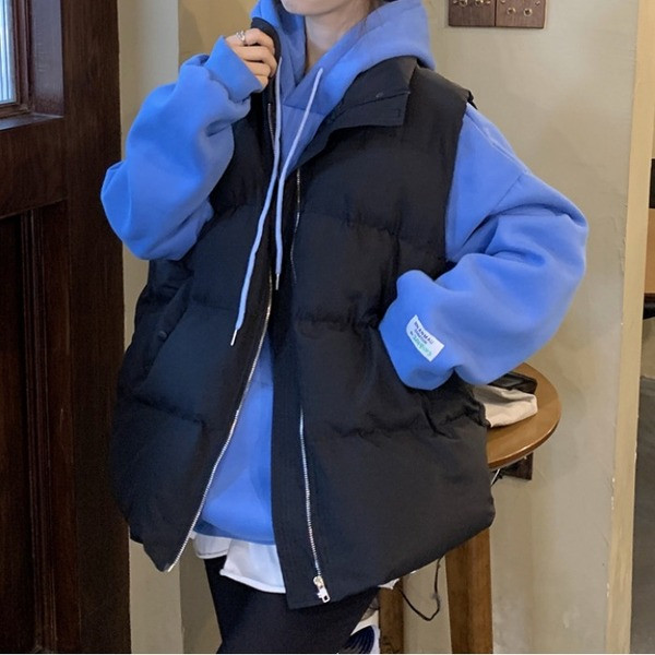 Kõrge krae ja taskutega sügis-talvine naistevest