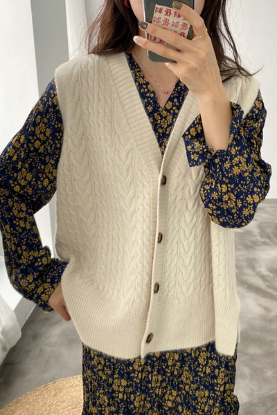 Moteriška megzta liemenė su sagomis ir špicine iškirpte