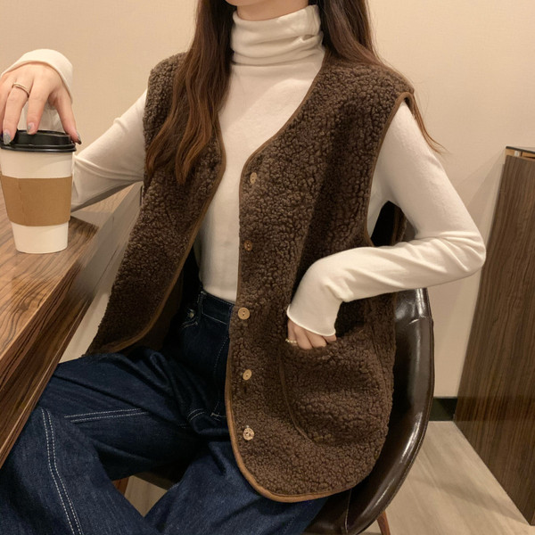 Vabaaja naiste vest ovaalse dekoltee ja nööpidega