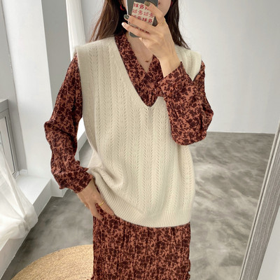 Ženski pleteni prsluk sa špic izrezom