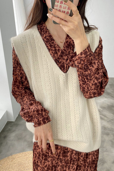 Ženski pleteni prsluk sa špic izrezom