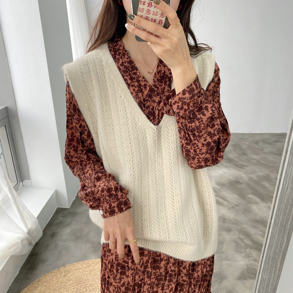 Ženski pleteni prsluk sa špic izrezom