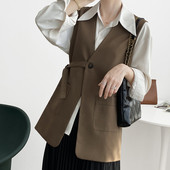 Naiste tekstiilist vabaajavest koos vööga