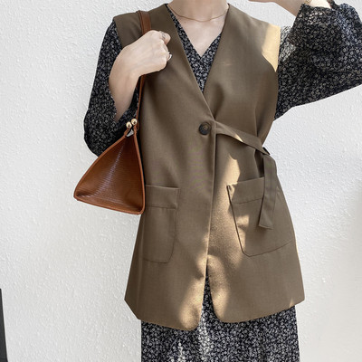 Naiste tekstiilist vabaajavest koos vööga