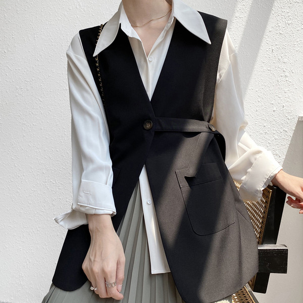 Naiste tekstiilist vabaajavest koos vööga