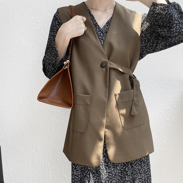 Naiste tekstiilist vabaajavest koos vööga