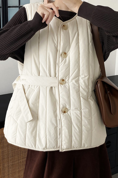 Ženski prsluk s pojasom oko struka i nabranim dijelom