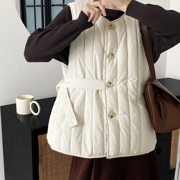 Ženski prsluk s pojasom oko struka i nabranim dijelom