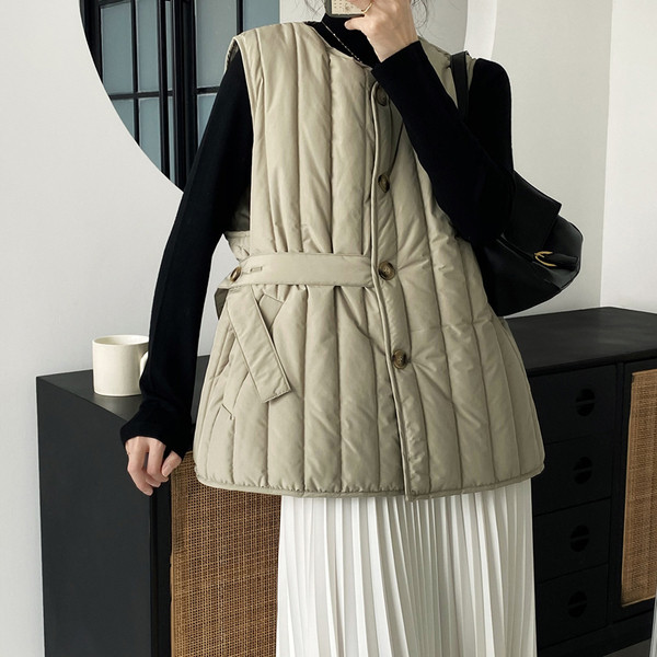 Ženski prsluk s pojasom oko struka i nabranim dijelom