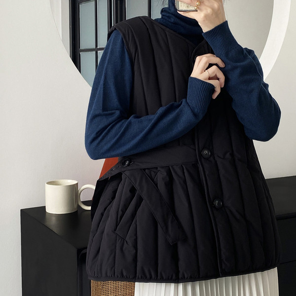 Ženski prsluk s pojasom oko struka i nabranim dijelom