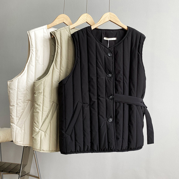 Ženski prsluk s pojasom oko struka i nabranim dijelom