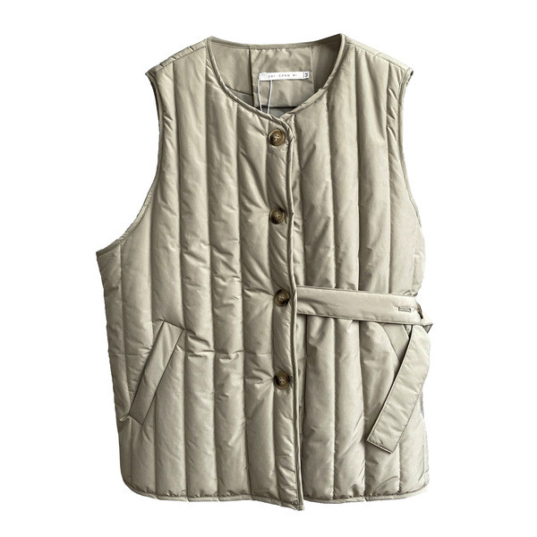 Ženski prsluk s pojasom oko struka i nabranim dijelom