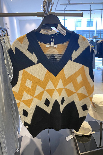 Värviline naiste kootud V-kaelusega vest