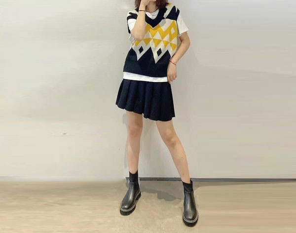 Värviline naiste kootud V-kaelusega vest