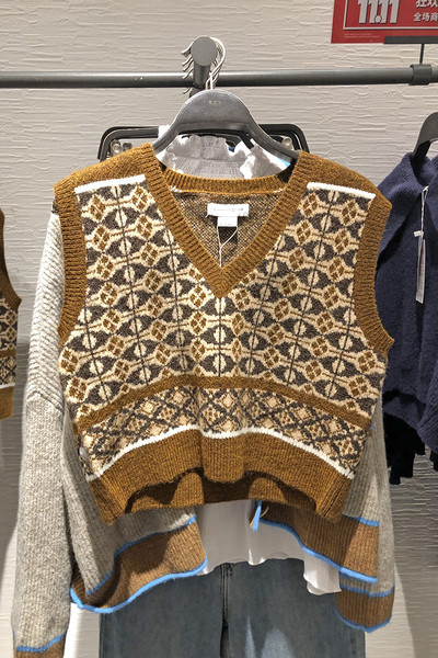 Kootud naiste vest spits-kaelusega - lühike mudel