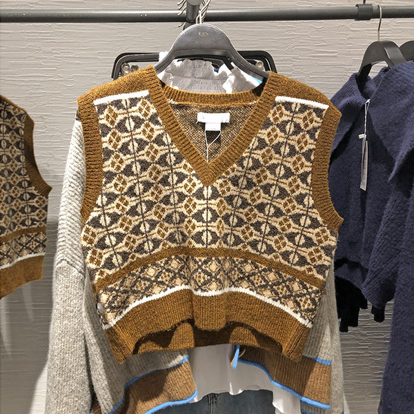 Kootud naiste vest spits-kaelusega - lühike mudel