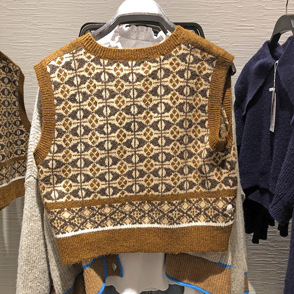 Kootud naiste vest spits-kaelusega - lühike mudel