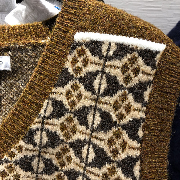 Kootud naiste vest spits-kaelusega - lühike mudel