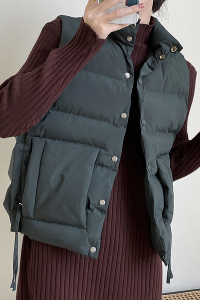 Ležeran ženski prsluk s gumbima i visokim ovratnikom