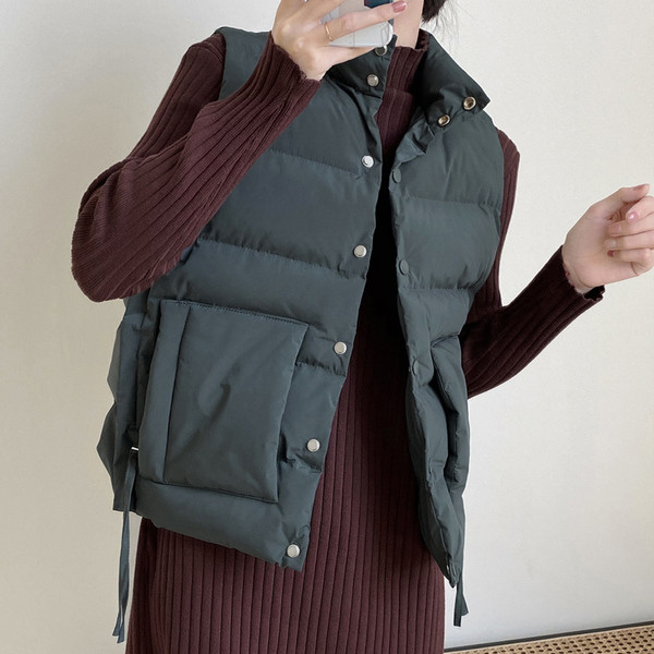 Ležeran ženski prsluk s gumbima i visokim ovratnikom