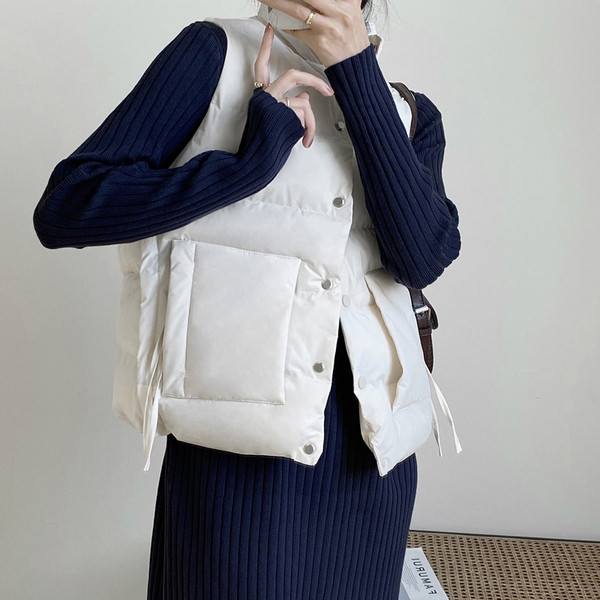 Ležeran ženski prsluk s gumbima i visokim ovratnikom