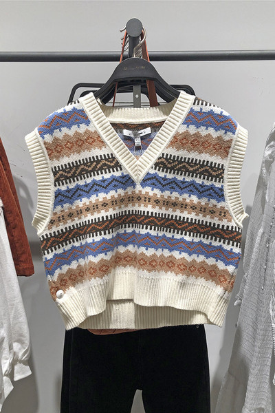 Naiste kootud vesti uus mudel mustri ja spitsikaelusega