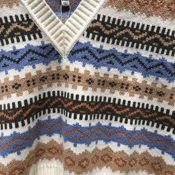 Naiste kootud vesti uus mudel mustri ja spitsikaelusega