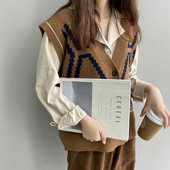 Megzta liemenė su sagomis platus modelis