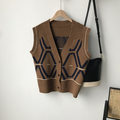 Megzta liemenė su sagomis platus modelis