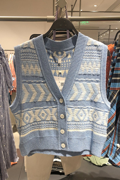 Naujo modelio moteriška megzta liemenė gilia iškirpte – retro stiliaus