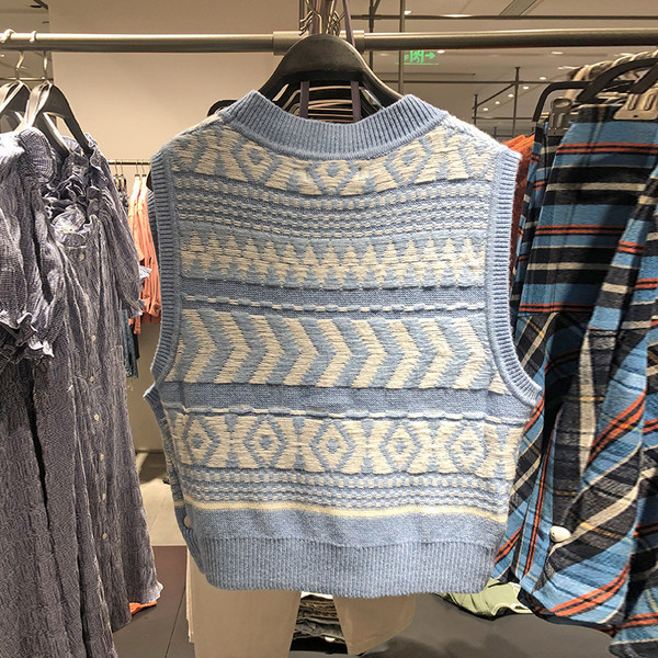 Naujo modelio moteriška megzta liemenė gilia iškirpte – retro stiliaus