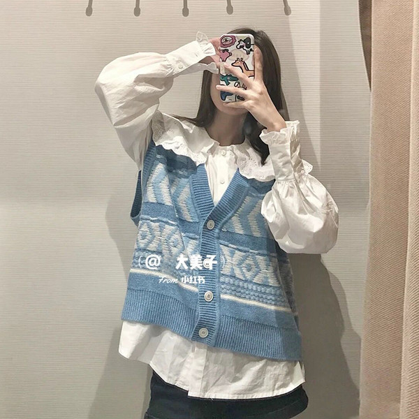 Naujo modelio moteriška megzta liemenė gilia iškirpte – retro stiliaus