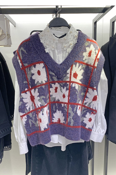 Naiste kootud vest spitskaelusega ja lillemustriga