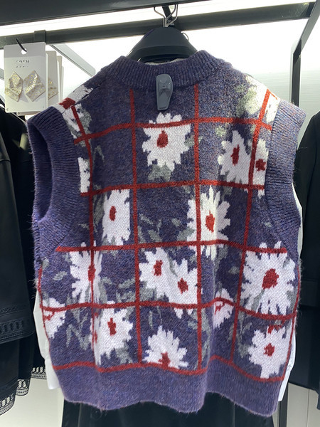 Naiste kootud vest spitskaelusega ja lillemustriga