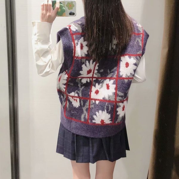 Naiste kootud vest spitskaelusega ja lillemustriga